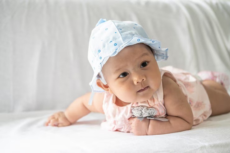 tummy time bayi, stimulasi motorik bayi, milestone bayi 1 bulan, perkembangan bayi 6 bulan, tummy time 3 bulan, cara tummy time yang benar, bayi tengkurap, latihan bayi angkat kepala, tips tummy time